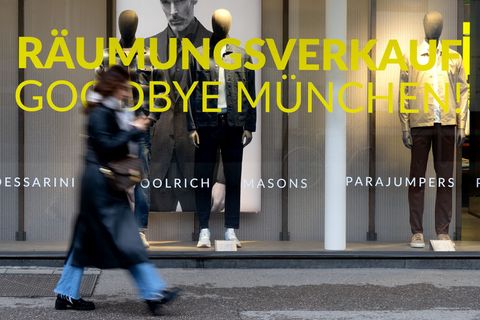 Ob Räumungsverkauf oder Rabattaktionen: Viele Händler umwerben die Kunden mit reduzierten Preisen. Foto: Sven Hoppe/dpa