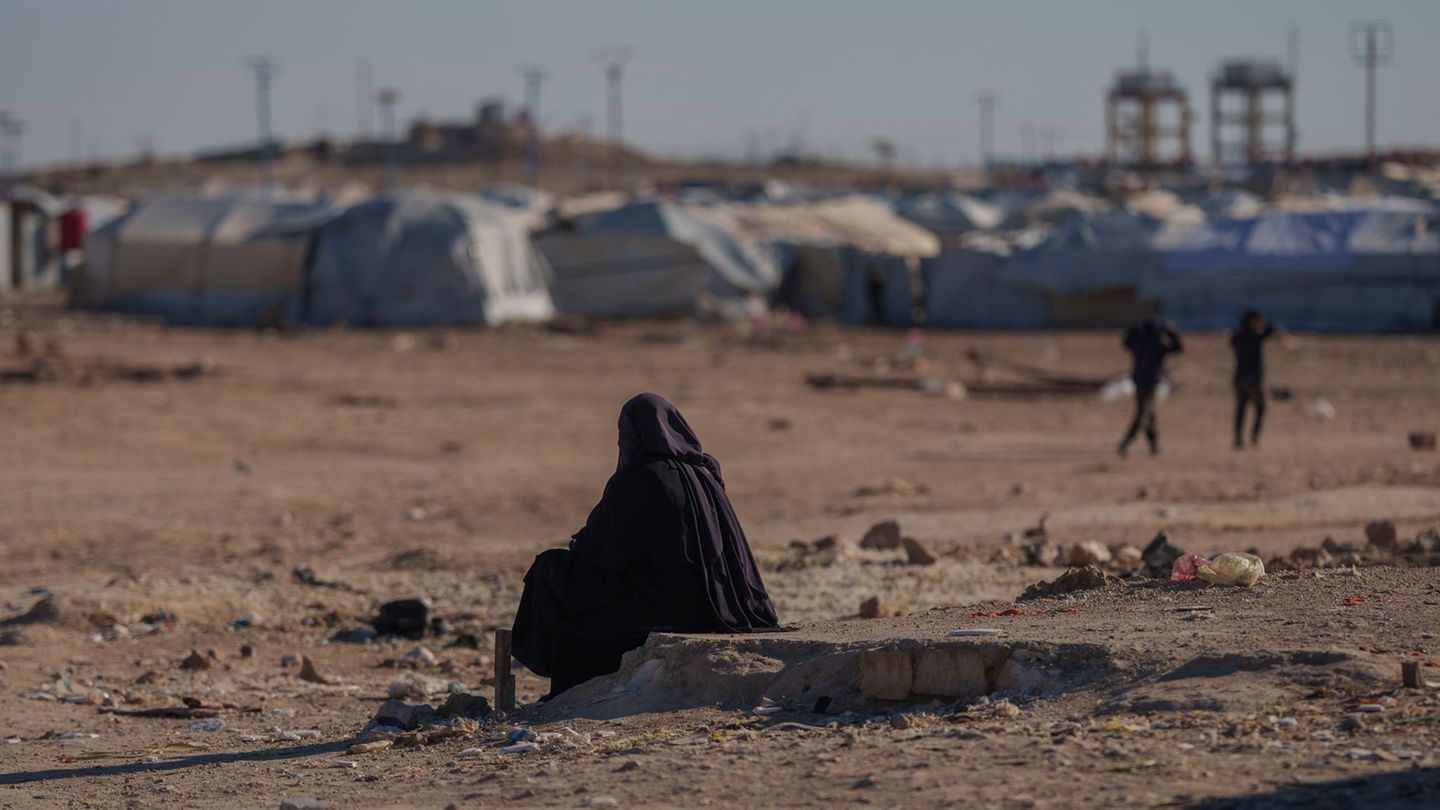 Die Beschuldigte war bis 2021 in dem Lager Al-Hol untergebracht. (Symbolbild) Foto: Bernat Armangue/AP/dpa