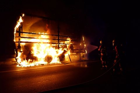 Die A93 in Richtung München ist am Morgen voll gesperrt worden. Foto: --/Berufsfeuerwehr Regensburg/dpa