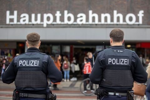 Polizisten der Bundespolizei stehen vor dem Duisburger Hauptbahnhof (Archivfoto) Foto: Christoph Reichwein/dpa