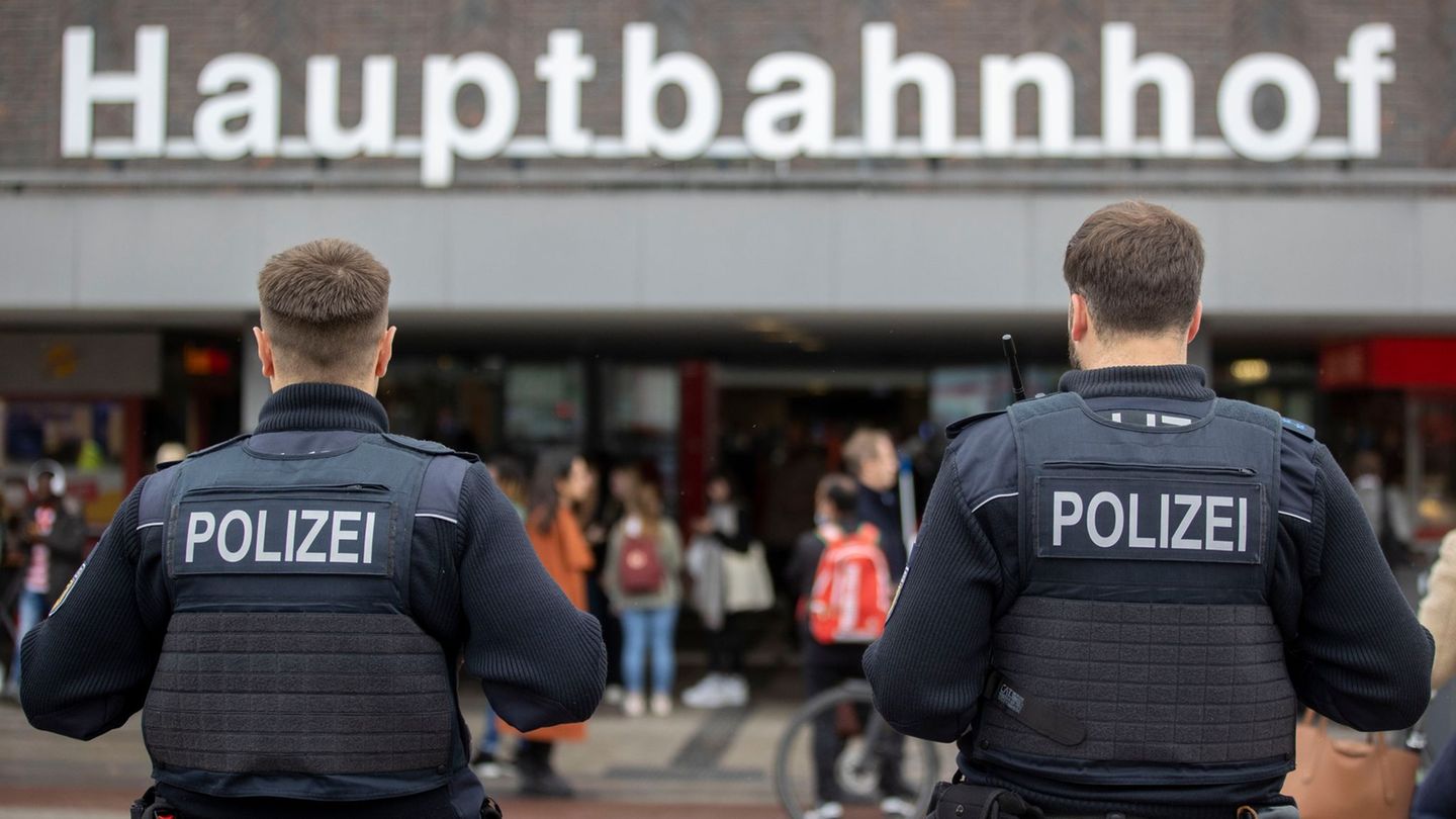 Polizisten der Bundespolizei stehen vor dem Duisburger Hauptbahnhof (Archivfoto) Foto: Christoph Reichwein/dpa