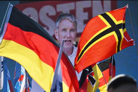 Deutschland-Fahnen wehen vor einer Bühne mit Höcke-Auftritt – Jana Hensel Interview