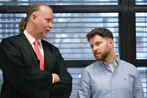 Sebastian Scharmer (l.), Rechtsanwalt, und Lahav Shapira, (r.) Nebenkläger, stehen im Gericht. Foto: Elisa Schu/dpa