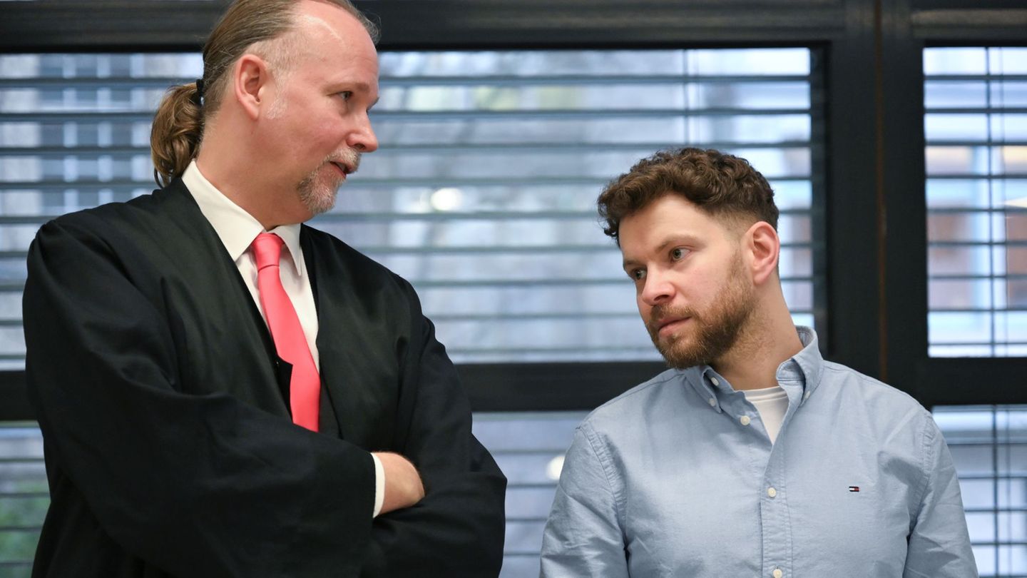 Sebastian Scharmer (l.), Rechtsanwalt, und Lahav Shapira, (r.) Nebenkläger, stehen im Gericht. Foto: Elisa Schu/dpa