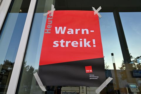 Beschäftigte von Hochschulen, Schulen und Schulhorten legten in Thüringen befristet ihre Arbeit nieder. Foto: Martin Schutt/dpa