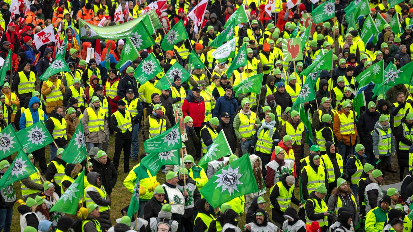 Tausende Streikende demonstrieren in Düsseldorf Foto: Thomas Banneyer/dpa