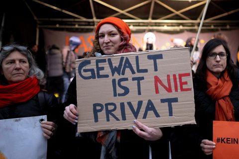 Frauen demonstrieren am internationalen Tag gegen Gewalt an Frauen vor dem Brandenburger Tor in Berlin