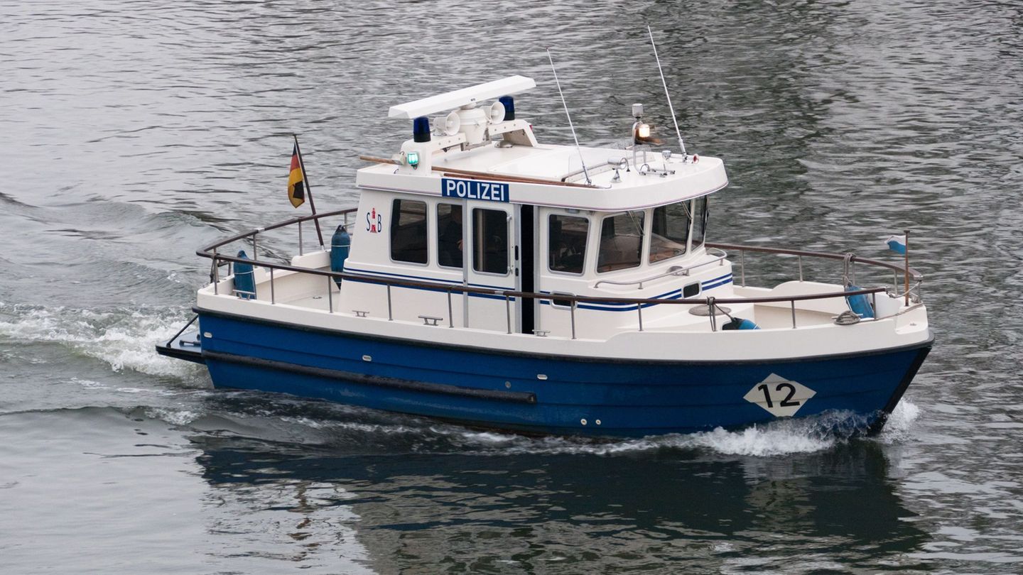 Polizeibeamte, Rettungskräfte und Feuerwehrleute waren bei der Bergung vor Ort. (Symbolbild) Foto: Armin Weigel/dpa
