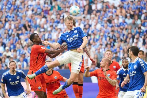 Emil Hojlund fehlt beim FC Schalke 04 bereits seit Monaten verletzt. Foto: Bernd Thissen/dpa
