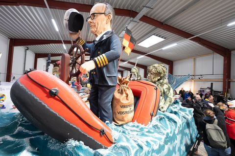 Bundeskanzler Merz in Seenot. Foto: Boris Roessler/dpa