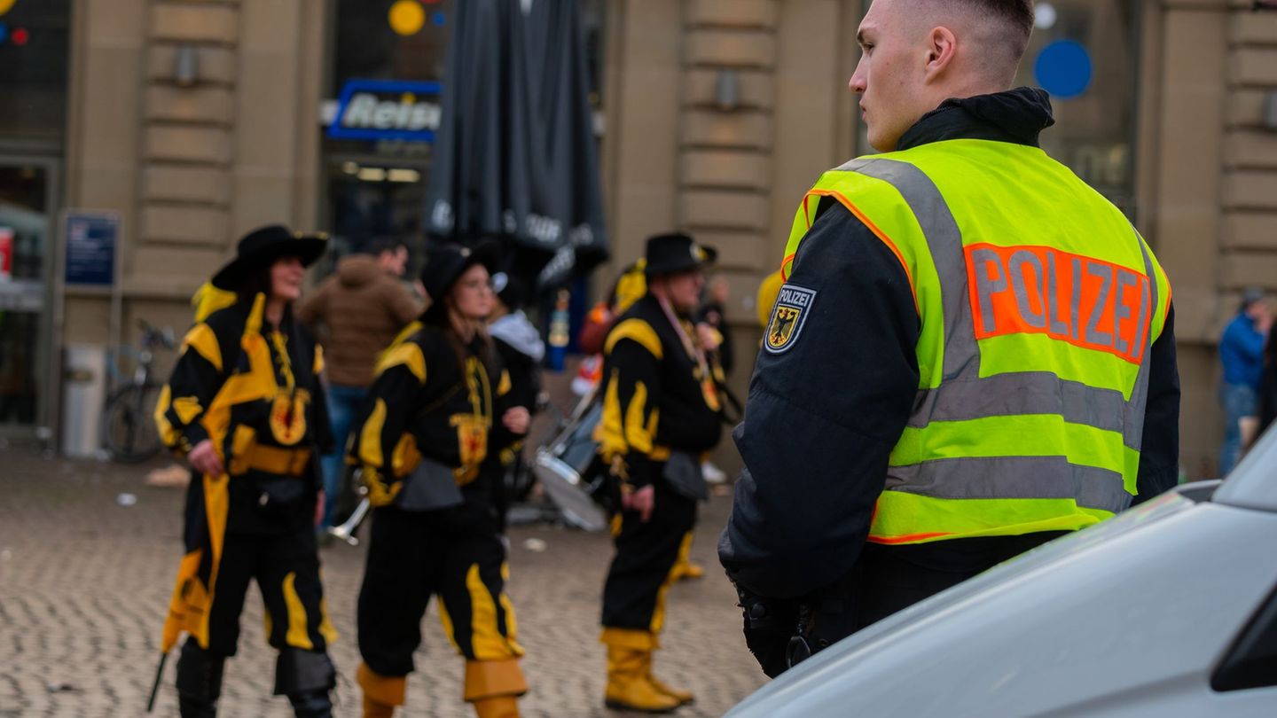 Mehr als 5.000 Polizeibeamte sind an den tollen Tagen in Rheinland-Pfalz im Einsatz. (Symbolbild) Foto: Andreas Arnold/dpa