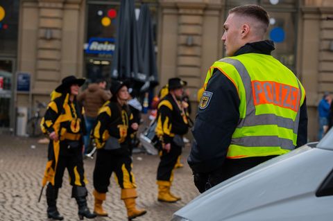 Mehr als 5.000 Polizeibeamte sind an den tollen Tagen in Rheinland-Pfalz im Einsatz. (Symbolbild) Foto: Andreas Arnold/dpa