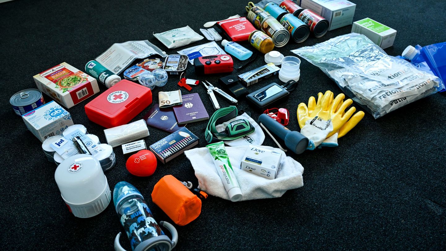 Eine Grundausstattung für den Notfall sollte jeder Zuhause haben. Dazu gehören auch Medikamente, Wasser und Lebensmittel für meh