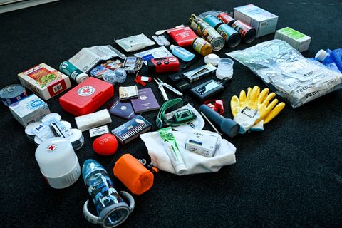 Eine Grundausstattung für den Notfall sollte jeder Zuhause haben. Dazu gehören auch Medikamente, Wasser und Lebensmittel für meh