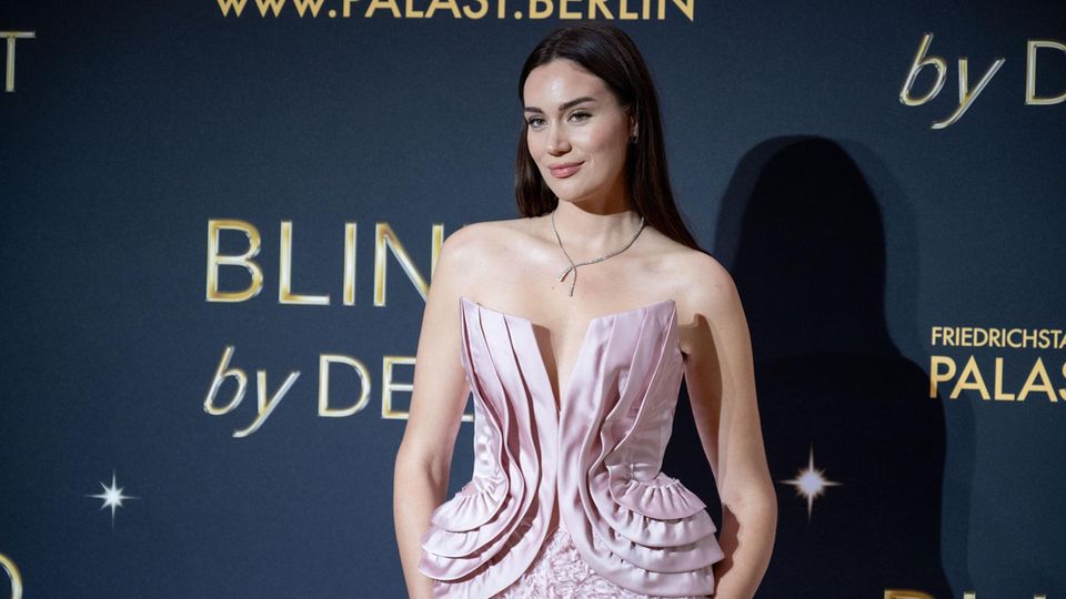 Gloria-Sophie Burkandt bei der Premiere der neuen Show "Blinded by delight" im Friedrichstadt-Palast