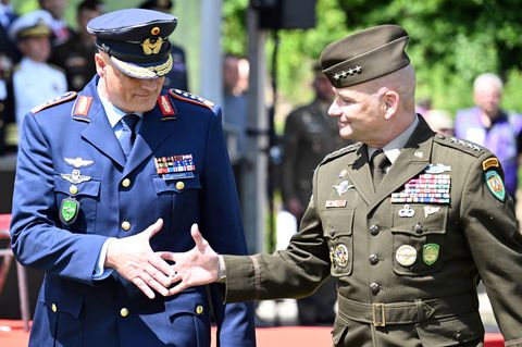 Eine Ebene unter Oberbefehlshaber General Christopher G. Cavoli (r) wird es demnächst einige Änderungen in der Nato-Kommandostru