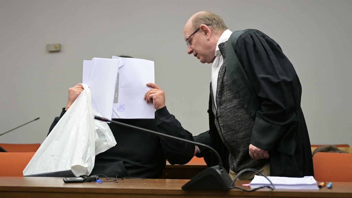 Der Student verbarg sein Gesicht zu Beginn des Prozesses. Foto: Malin Wunderlich/dpa