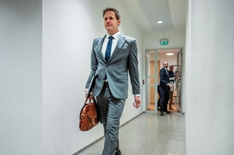 Sturla Henriksbø mit Aktentasche in der Hand