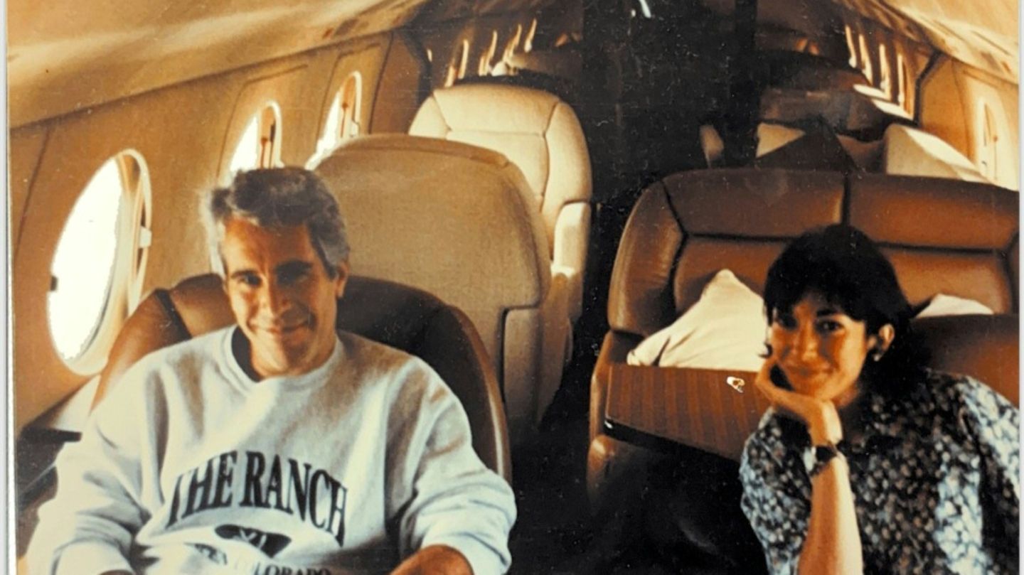 Epstein und Maxwell in einem Flugzeug