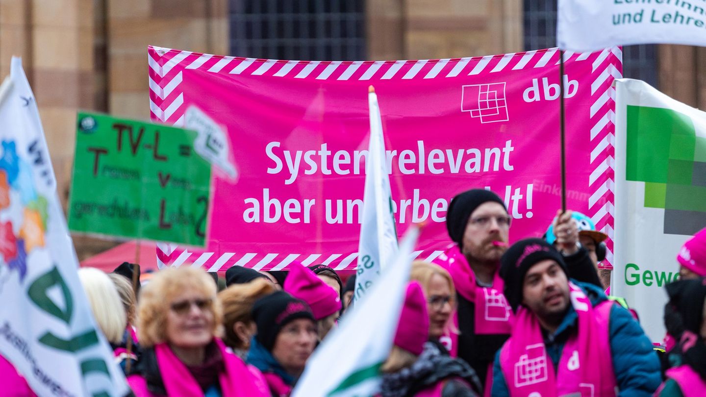 Auf dem Ludwigsplatz in Saarbrücken versammelten sich rund 1.000 Beschäftigte des öffentlichen Dienstes zu einer Kundgebung des
