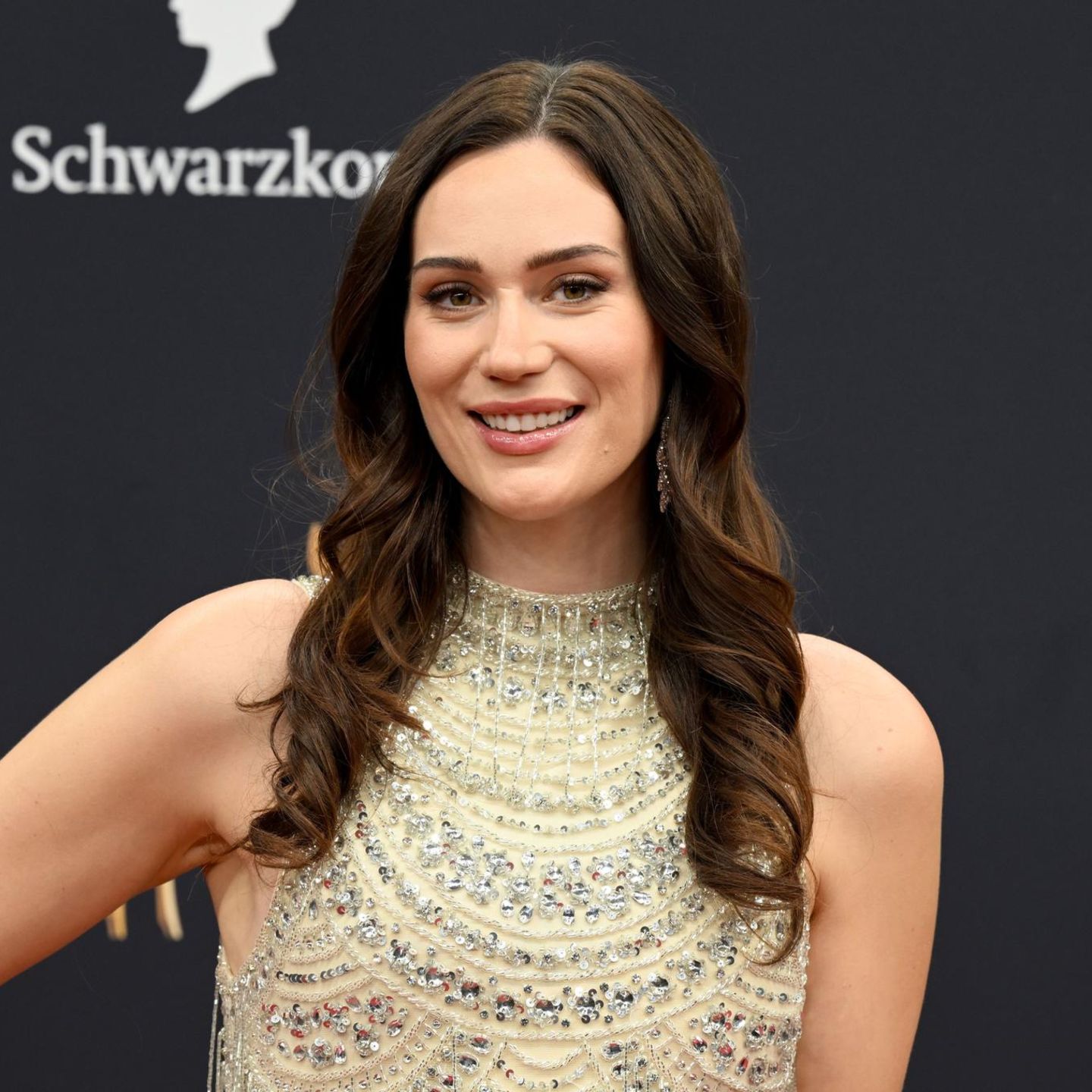 Gloria-Sophie Burkandt kommt zur 77. Bambi-Verleihung in den Bavaria Filmstudios.