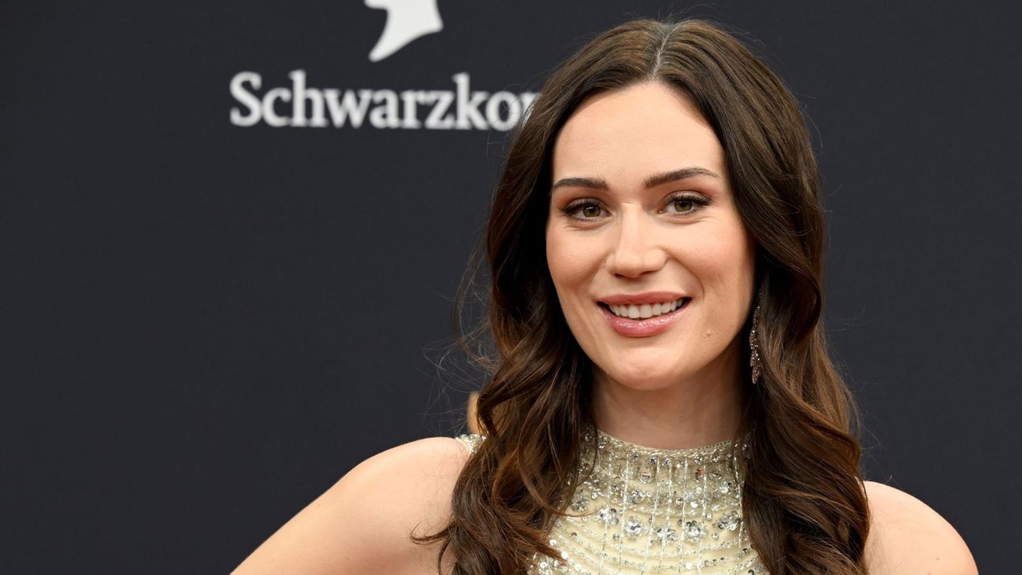 Gloria-Sophie Burkandt kommt zur 77. Bambi-Verleihung in den Bavaria Filmstudios.