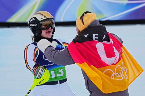 Emma Aicher (links) und Kira Weidle-Winkelmann jubeln über Olympia-Silber in der Team-Kombination. Foto: Michael Kappeler/dpa