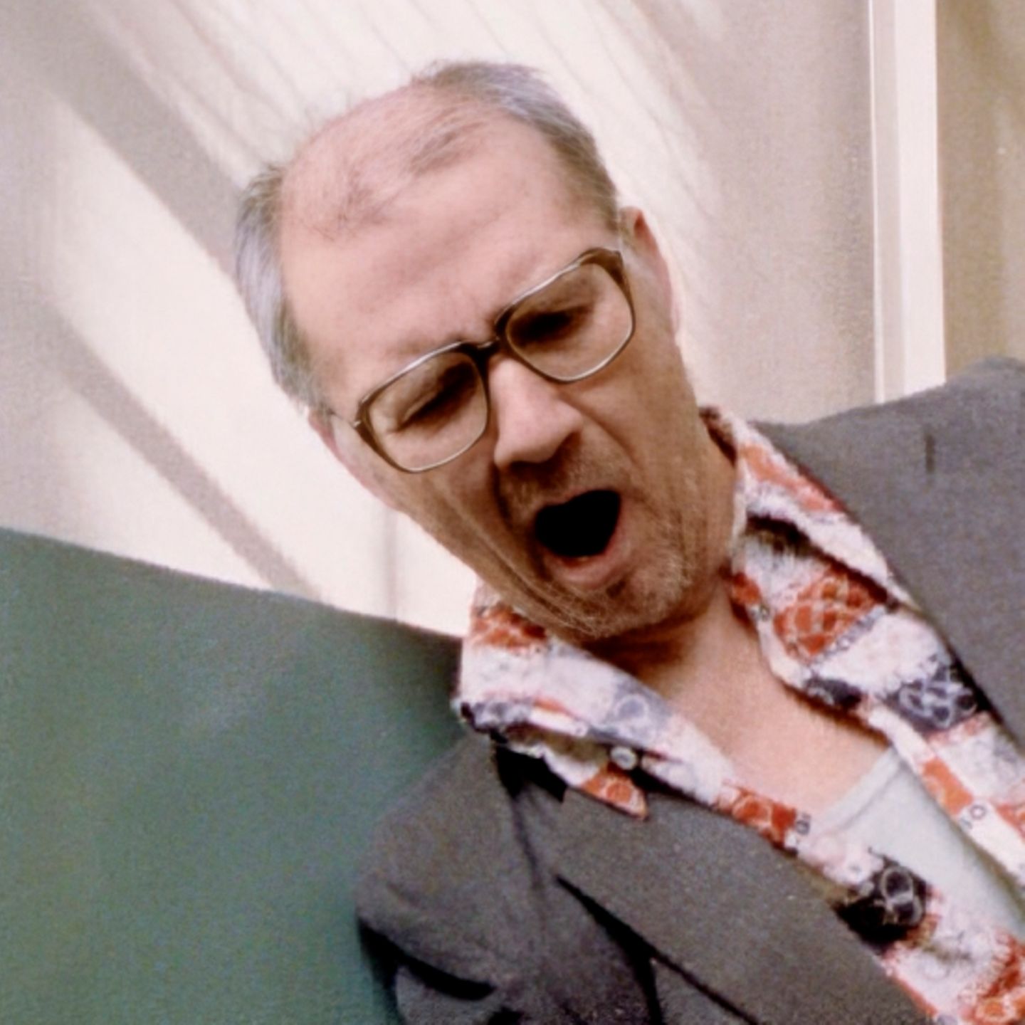 Andrej Tschikatilo gähnt in seinem Käfig vor Gericht