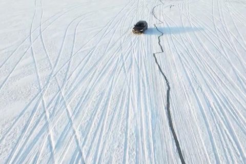 Hier fahren Autos offiziell über die gefrorene Ostsee