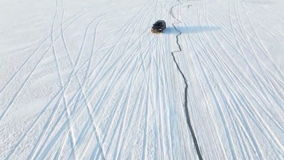 Hier fahren Autos offiziell über die gefrorene Ostsee