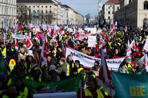 Über Tausend Menschen haben in München an dem Warnstreik teilgenommen. Foto: Sven Hoppe/dpa