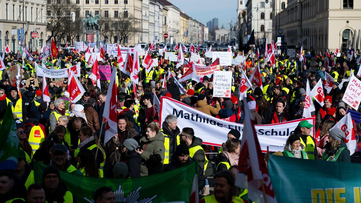 Über Tausend Menschen haben in München an dem Warnstreik teilgenommen. Foto: Sven Hoppe/dpa