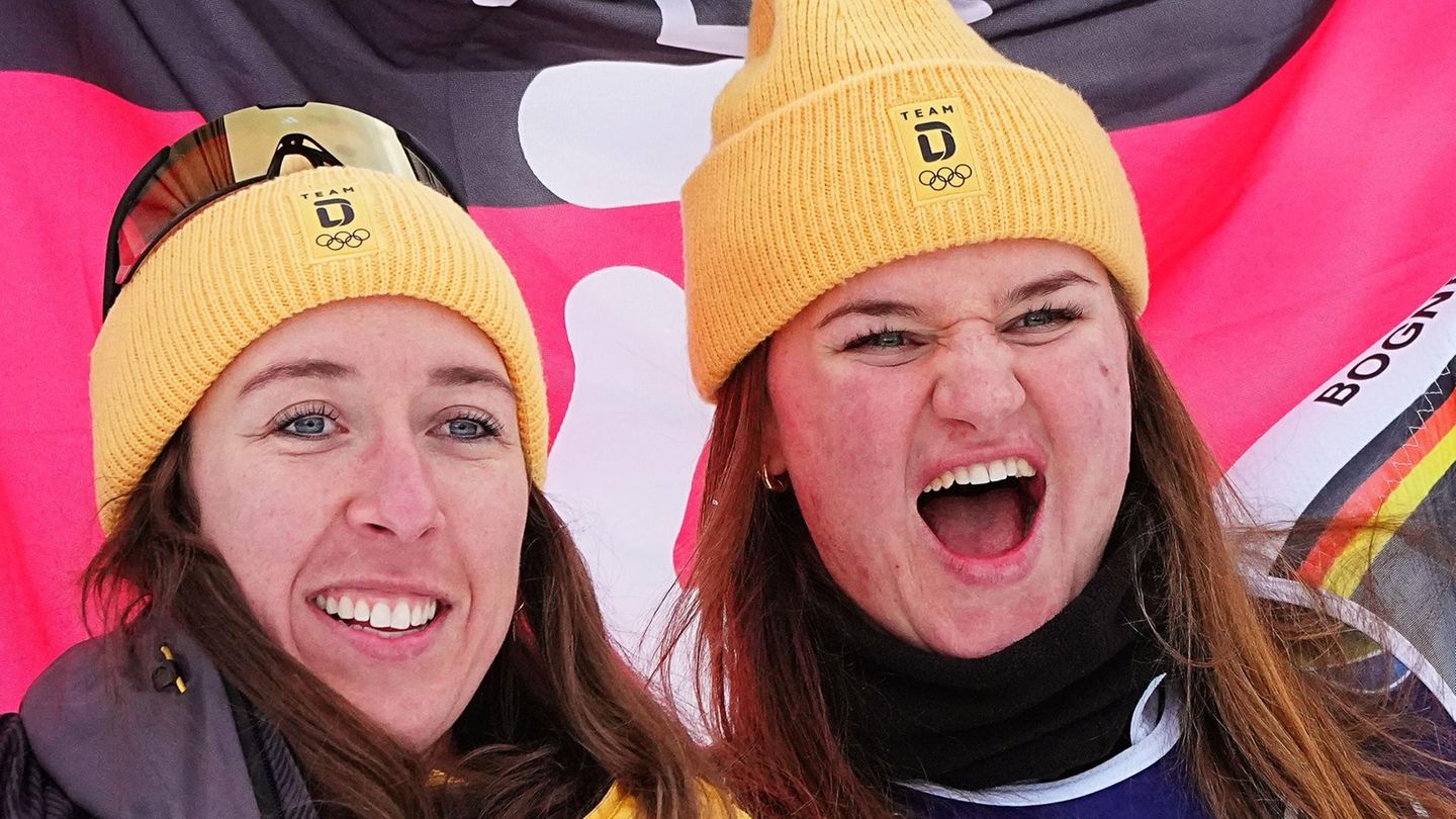 Kira Weidle-Winkelmann (l.) und Emma Aicher jubeln über ihre Silbermedaille