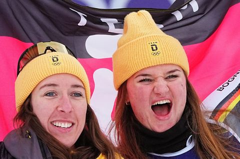 Kira Weidle-Winkelmann (l.) und Emma Aicher jubeln über ihre Silbermedaille