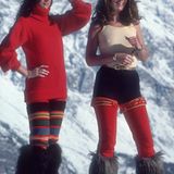 Zwei junge Frauen in schicken Outfits