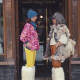 Zwei schicke Frauen im Gespräch