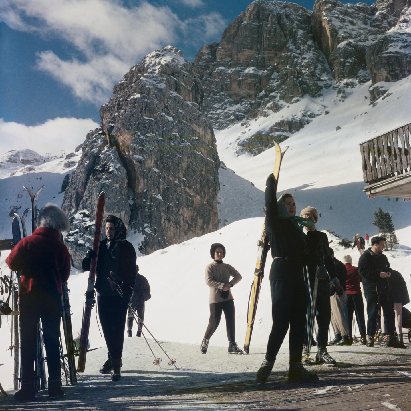 Skifahrende auf dem Weg zur Piste