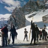 Skifahrende auf dem Weg zur Piste