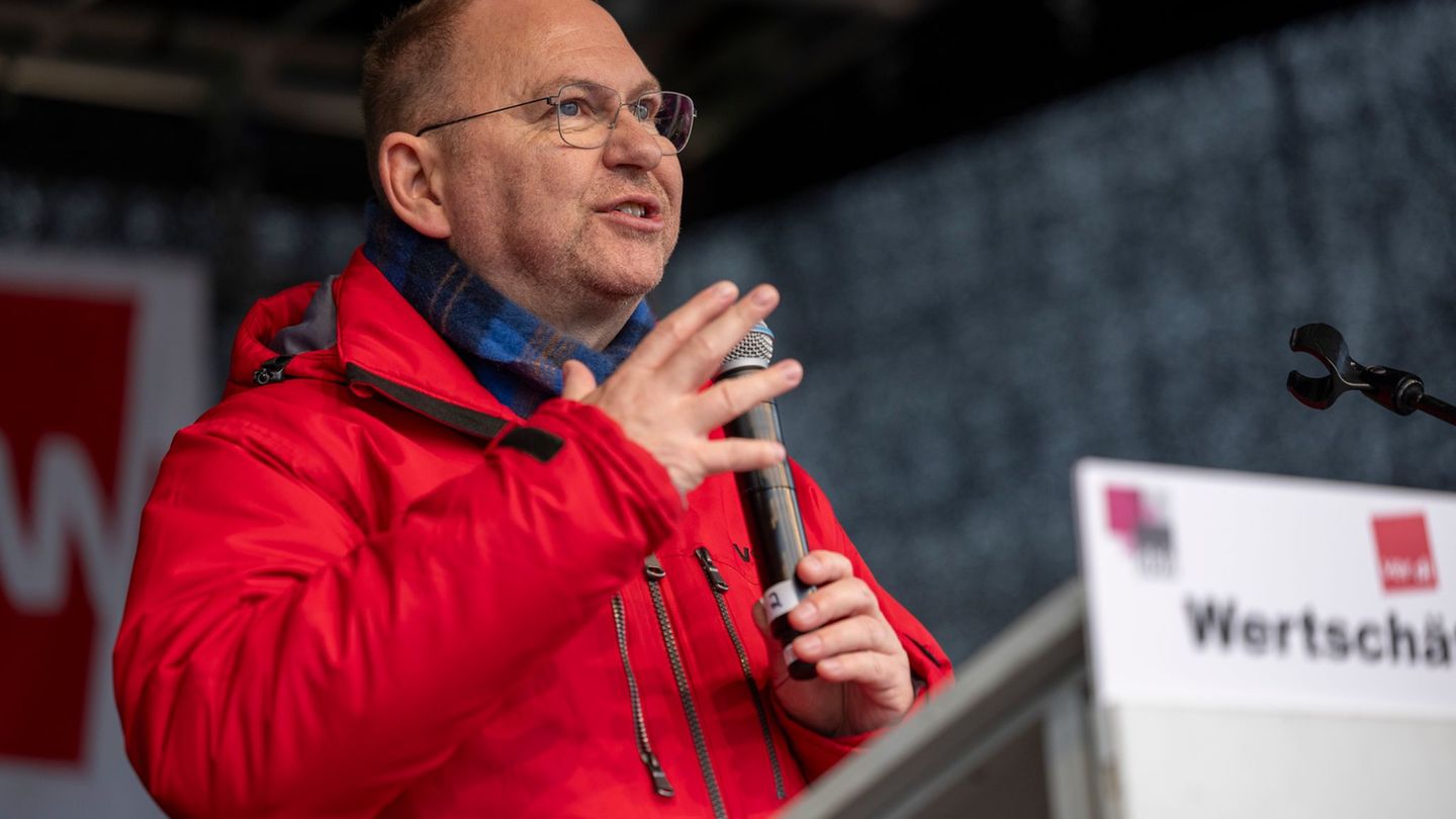 Frank Werneke, Vorsitzender der Gewerkschaft Verdi, fordert ein verbindliches Arbeitgeberangebot. Foto: Thomas Banneyer/dpa