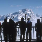 Eine Gruppe Skifahrer bewundert die Aussicht über das Tal bei Cortina d'Ampezzo