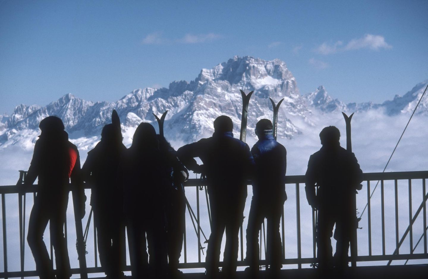Eine Gruppe Skifahrer bewundert die Aussicht über das Tal bei Cortina d'Ampezzo