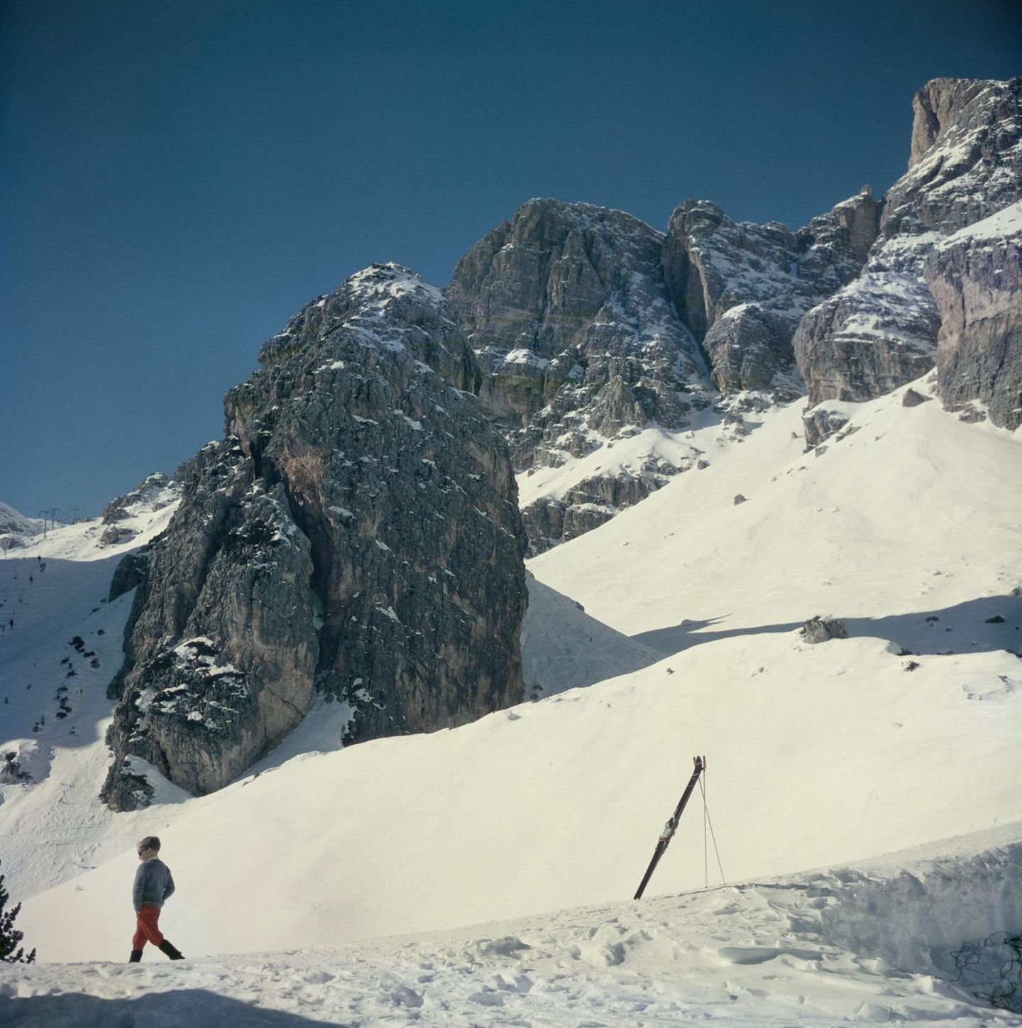 Ein Junge läuft durch den Schnee