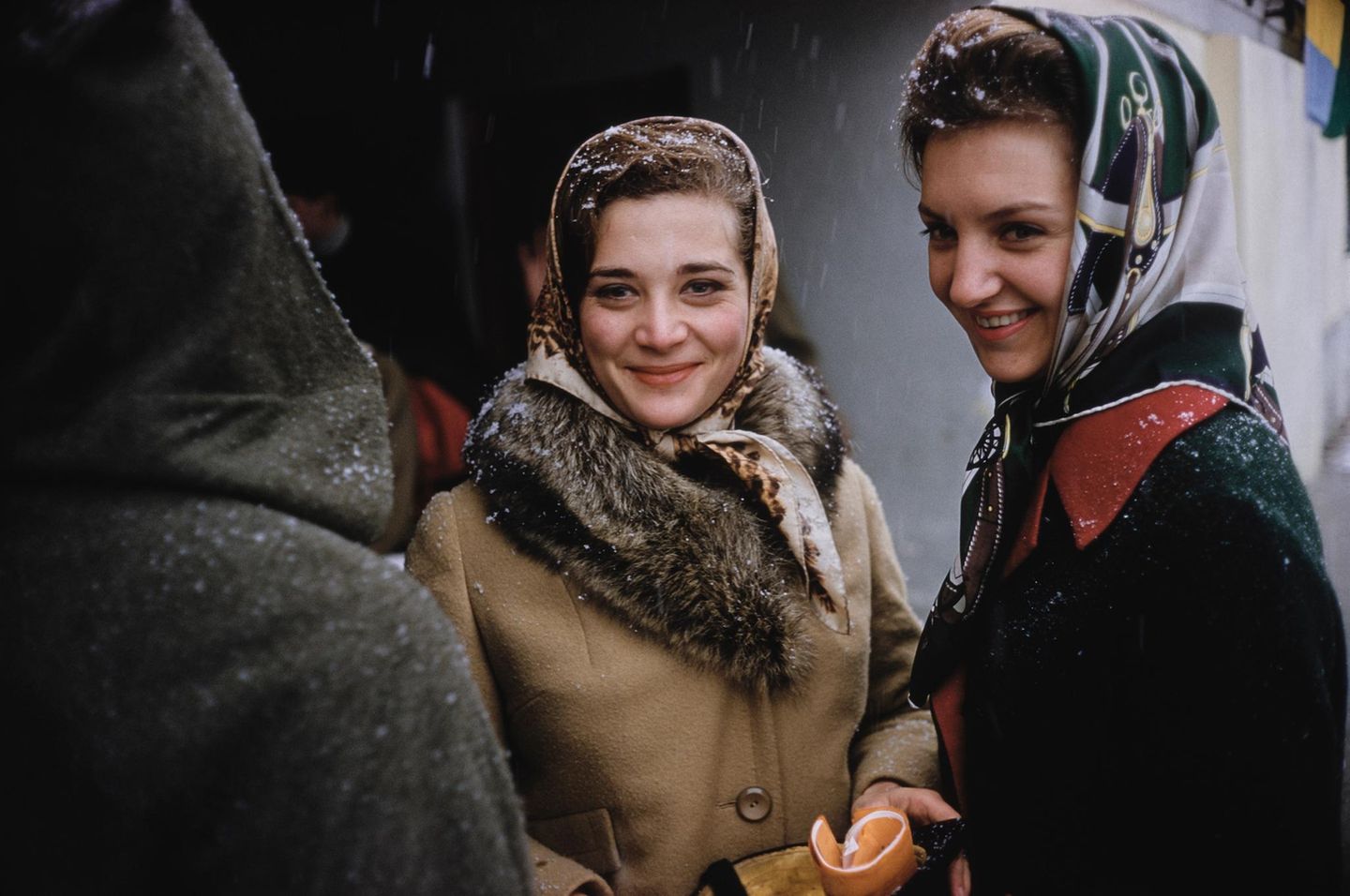 Zwei Frauen mit Kopftüchern