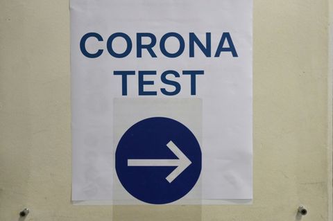 Hinweisschild von Coronatestzentrum