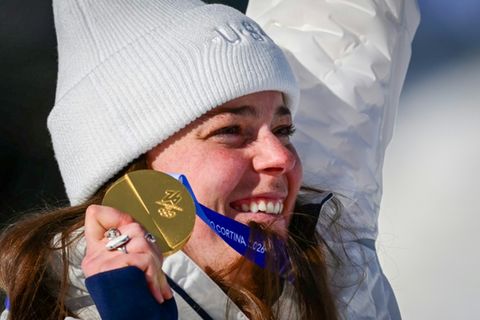 US-Skirennläuferin Breezy Johnson mit ihrer Goldmedaille
