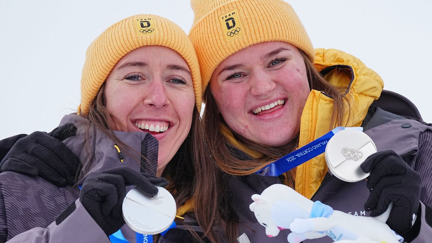 Kira Weidle-Winkelmann (links) jubelt zusammen mit Emma Aicher über Kombi-Silber. Foto: Michael Kappeler/dpa