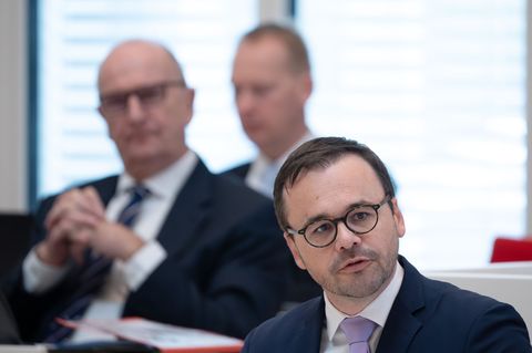 Die Verhandlungen über eine Koalition aus SPD und CDU sollen zügig beendet werden, sagt CDU-Fraktionschef Redmann (rechts). (Arc