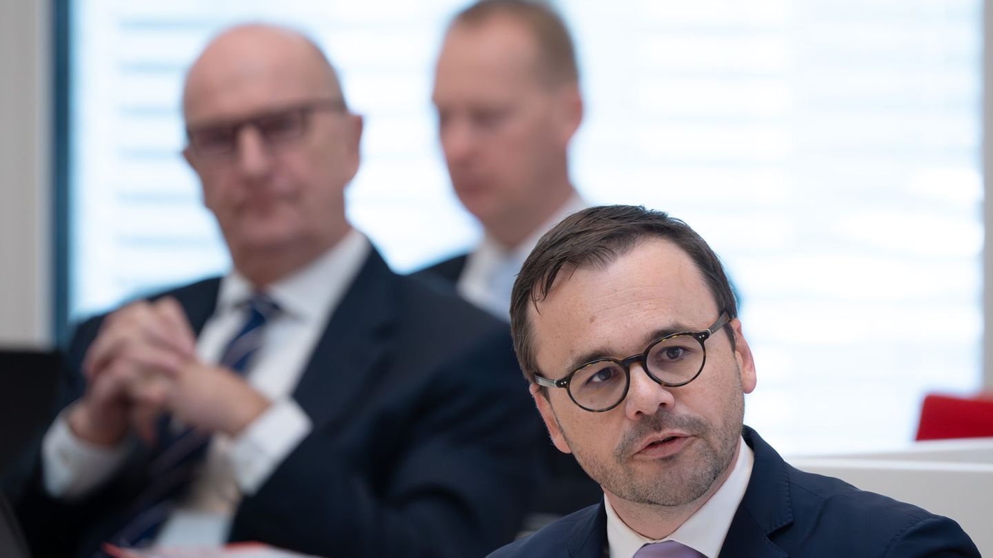 Die Verhandlungen über eine Koalition aus SPD und CDU sollen zügig beendet werden, sagt CDU-Fraktionschef Redmann (rechts). (Arc