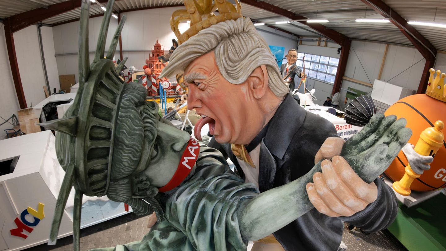Mainz-Mombach, Deutschland. Vor den närrischen Tagen präsentiert der Mainzer Karnevalsverein den Motivwagen „Stormy Donald“, der eine satirische Szene zeigt: Donald Trump versucht, die gewundene Freiheitsstatue zu küssen, und trägt dabei ironischerweise ein „MAGA“-Band um den Mund. Die Fastnacht ist für ihre augenzwinkernde und ungeschönte Politikkritik bekannt und verspricht auch dieses Jahr pointierte Momente im Rosenmontagszug.