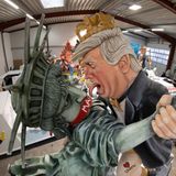 Mainz-Mombach, Deutschland. Vor den närrischen Tagen präsentiert der Mainzer Karnevalsverein den Motivwagen „Stormy Donald“, der eine satirische Szene zeigt: Donald Trump versucht, die gewundene Freiheitsstatue zu küssen, und trägt dabei ironischerweise ein „MAGA“-Band um den Mund. Die Fastnacht ist für ihre augenzwinkernde und ungeschönte Politikkritik bekannt und verspricht auch dieses Jahr pointierte Momente im Rosenmontagszug.